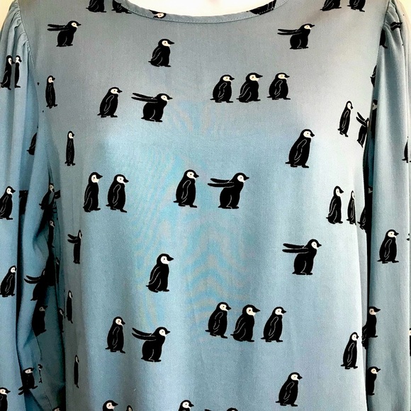 🔴 4/$15 Penguin print blue long ruffle edge sleeve viscose blouse size M in EUC - Picture 10 of 16
